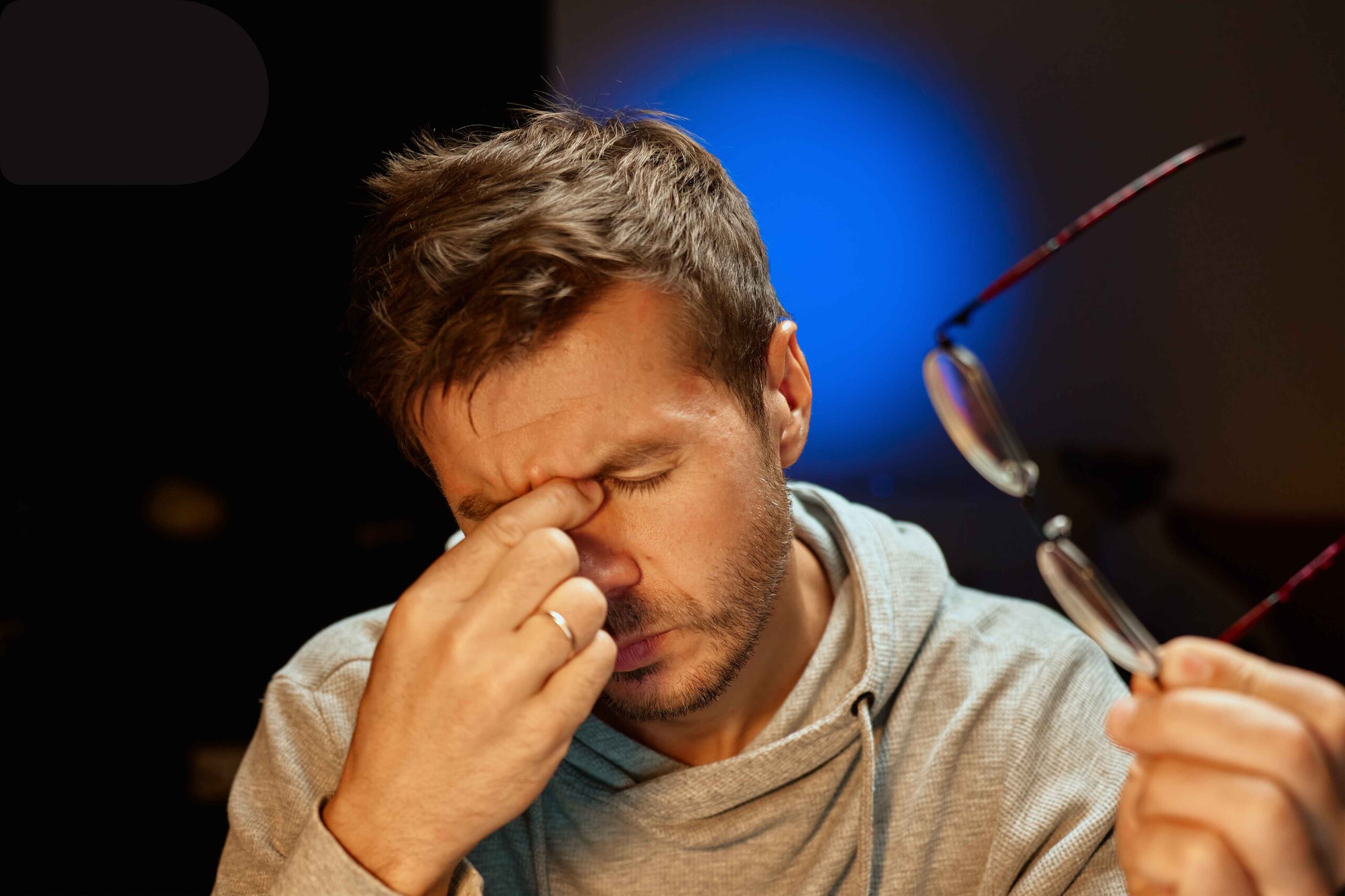 Untitled design (22) A man having Eye discomfort